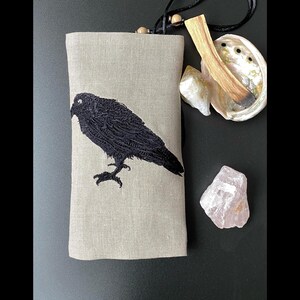 カラスのシンボルが刺繍されたリネンのタロットカードラッピングバッグ、祭壇のタロットカード布、手作りのタロットポーチ、ラブタロットリーディング、タロットバッグ