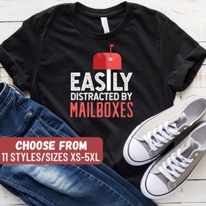 Camiseta de Cartero, Regalo de Cartero, Camiseta Divertida de Correos, Regalo para Trabajador Postal, Regalos para Cartero, Camiseta &quot;Se Distrae Fácilmente con los Buzones&quot;