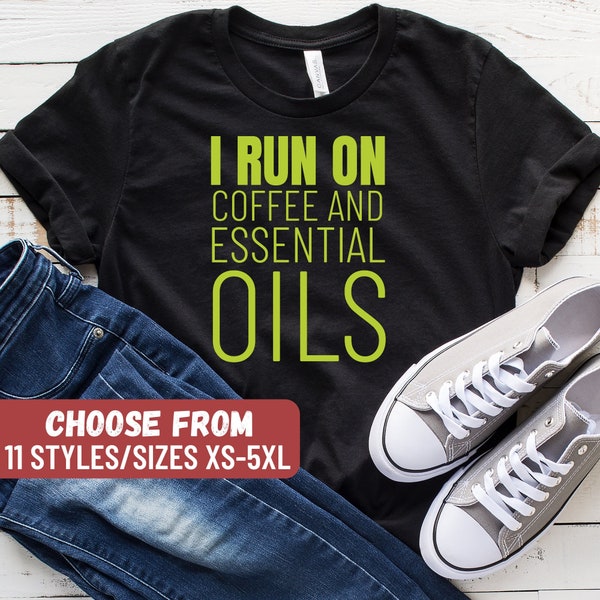 Ätherisches Öl Shirt, Geschenk für ätherisches Öl, Liebhaber des ätherischen Öls, Aromatherapie Shirt, Ich laufe mit Kaffee und ätherische Öle T-Shirt