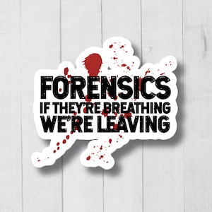 Puede incluir: Pegatina blanca con salpicaduras de sangre roja y texto negro que dice "Forensics If They're Breathing We're Leaving".