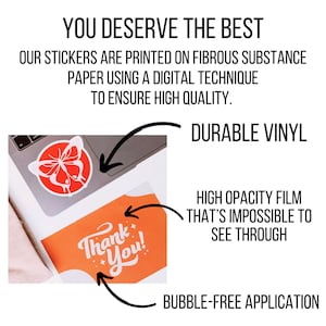 K&ouml;nnte beinhalten: Zwei Vinyl-Aufkleber, einer mit einem Schmetterlingsdesign und der andere mit dem Text "Danke!" in einer dekorativen Schriftart. Die Aufkleber sind auf einem hellorangen Hintergrund und auf einer blickdichten Folie gedruckt, die unm&ouml;glich durchsichtig ist. Die Aufkleber sind langlebig und haben eine blasenfreie Anwendung.
