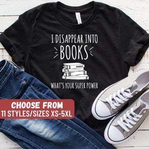 Camisetas de libros, camiseta de lectura, camiseta de libros, camiseta de amante de los libros, regalo de bibliotecario, camiseta de maestro, camiseta "Me desaparezco en los libros, ¿cuál es tu superpoder?" imagen 1