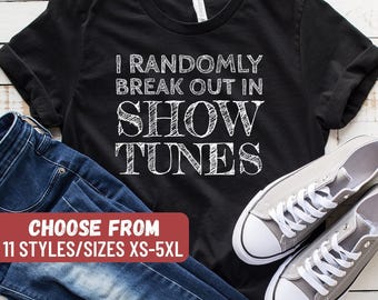 Camiseta divertida de teatro, regalo para la escuela de teatro, camiseta de teatro, camiseta para amantes del teatro, regalo de teatro, camiseta de teatro, camiseta con "I Randomly Breakout In Show Tunes"