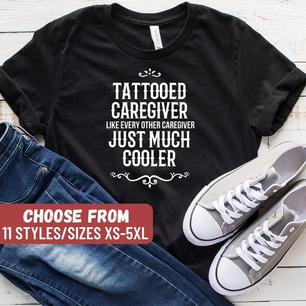 Maglietta divertente per badanti, regalo per badanti, maglietta carina per badanti, badante tatuato come ogni altro badante, maglietta molto più cool
