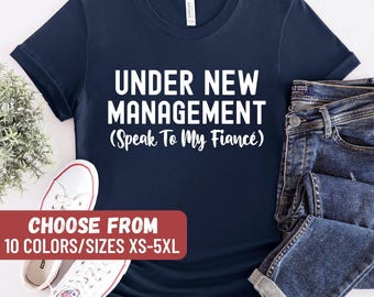 Regalo para novio, camiseta para esposo, regalo divertido de compromiso, camiseta de compromiso, camisetas con frases divertidas, camiseta "Bajo nueva dirección, habla con mi prometido"