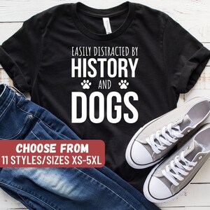 Camiseta divertida de historia, regalo de historia, camiseta de historiador, camiseta de profesor de historia, regalo de historiador, camiseta "Me distraigo fácilmente con la historia y los perros". imagen 1