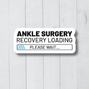 Op de afbeelding: Witte sticker met zwarte tekst die "Ankle Surgery Recovery Loading" zegt met een blauwe voortgangsbalk die "Wacht aub..." zegt.