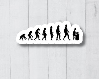 Könnte beinhalten: Eine schwarz-weiße Silhouette der Evolution des Menschen, die mit einer Person endet, die an einem Schreibtisch sitzt und einen Computer benutzt.
