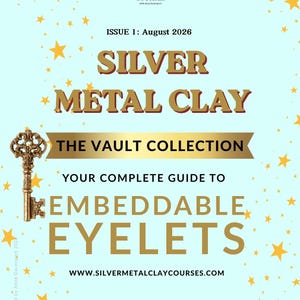 Peut inclure: Un guide numérique bleu clair intitulé Silver Metal Clay The Vault Collection Issue 1 August 2026. La couverture présente des étoiles dorées, une clé ornée dorée et du texte détaillant un guide sur les œillets encastrables par Anna Davenport.