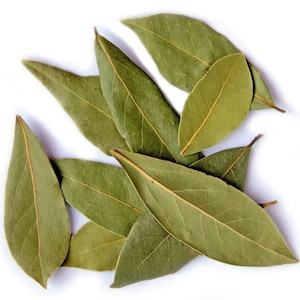 Puede incluir: Un conjunto de hojas de laurel secas, una especia común utilizada en la cocina, están dispuestas sobre un fondo blanco.