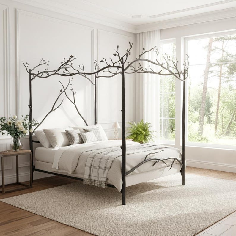 K&ouml;nnte beinhalten: Ein Himmelbettrahmen aus schwarzem Metall mit einem Design aus ineinander verschlungenen Zweigen und Bl&auml;ttern. Das Bett ist mit wei&szlig;er Bettw&auml;sche, einschlie&szlig;lich einer karierten Tagesdecke, bezogen und steht in einem Raum mit wei&szlig;en W&auml;nden.