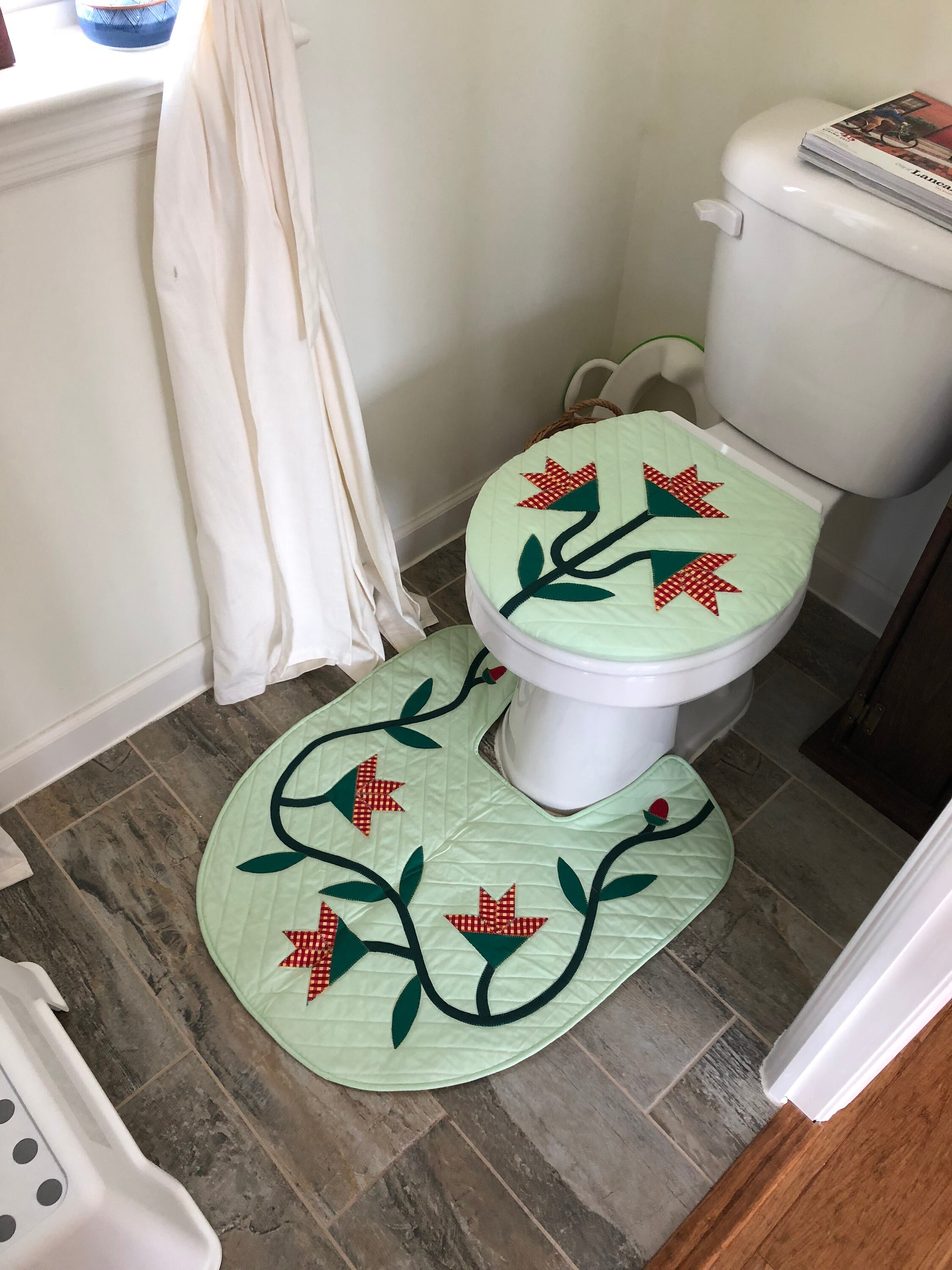 Lovely North Carolina Lily Design Toilet Cover and Floor Mat Kit, Fusible Appliqué Projects