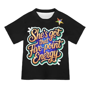 Op de afbeelding: Zwart T-shirt met de tekst "She's got that Five-point Energy" in een kleurrijk, gestileerd lettertype. Een klein, veelkleurig sterembleem staat rechtsboven. Het shirt heeft een ronde hals en korte mouwen.