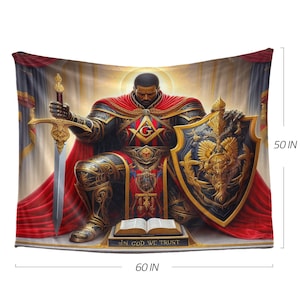 Puede incluir: Un tapiz que representa a un hombre negro vestido como un caballero, sentado en un trono con una espada y un escudo. Lleva una capa roja y una coraza dorada con un s&iacute;mbolo mas&oacute;nico. El tapiz mide 152,4 cm de ancho y 127 cm de alto. El texto "In God We Trust" est&aacute; impreso en la parte inferior.