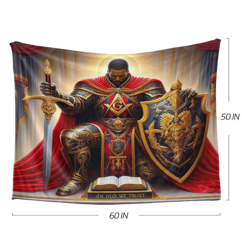 Puede incluir: Un tapiz que representa a un hombre negro vestido como un caballero, sentado en un trono con una espada y un escudo. Lleva una capa roja y una coraza dorada con un s&iacute;mbolo mas&oacute;nico. El tapiz mide 152,4 cm de ancho y 127 cm de alto. El texto "In God We Trust" est&aacute; impreso en la parte inferior.