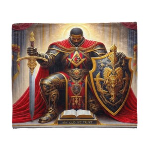 Puede incluir: Un hombre negro vestido como un caballero con armadura brillante, sosteniendo una espada y un escudo. Lleva una capa roja y una corona dorada. Est&aacute; sentado en un trono con un libro delante de &eacute;l. El libro tiene las palabras "In God We Trust" escritas en &eacute;l. El fondo es de color dorado y rojo.