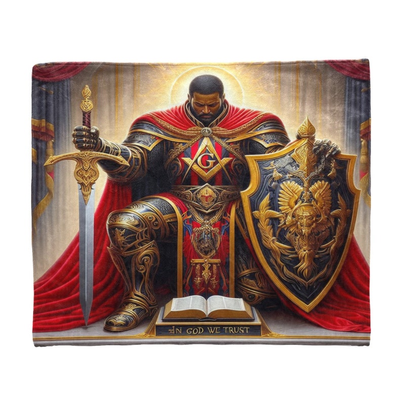 Puede incluir: Un hombre negro vestido como un caballero con armadura brillante, sosteniendo una espada y un escudo. Lleva una capa roja y una corona dorada. Est&aacute; sentado en un trono con un libro delante de &eacute;l. El libro tiene las palabras "In God We Trust" escritas en &eacute;l. El fondo es de color dorado y rojo.