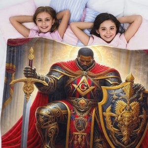 Puede incluir: Un caballero negro con una t&uacute;nica roja y dorada, sosteniendo una espada y un escudo. El caballero est&aacute; arrodillado y tiene un s&iacute;mbolo mas&oacute;nico en el pecho. El fondo es una cortina dorada.