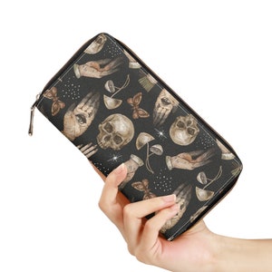 Boho Goth Totenkopf Geldbörse, Witchy Cottagecore Vegan Leder Geldbörse, Goblincore Geldbörse, Evil Eye Mushroom Moth Ästhetische Okkulte Clutch Geldbörse