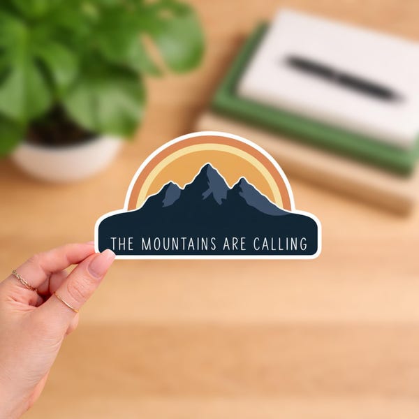 The Mountains Are Calling Aufkleber | Berg Retro Aufkleber | Wandern & Abenteuer Liebhaber Geschenk