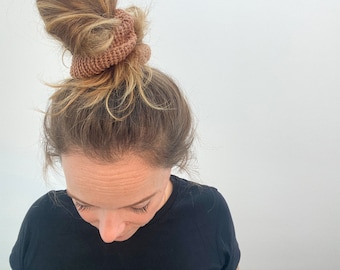 Scrunchie aus Merinowolle modern minimalistisch Haarband elastisch weiches Haargummi Geschenk Freundin Boho gestrickt hellbraun beige