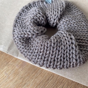 Scrunchie van merinowol, modern, minimalistisch, haarband, elastisch, zacht, haarelastiekje, cadeau voor vriendin, boho, gebreid, beige, taupe