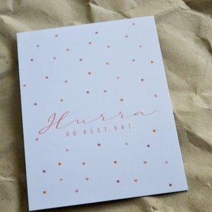 Postkarte "Hurra! Du bist da" mit Konfetti, exklusive Grußkarte für jeden Anlass, Geburt