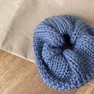 Scrunchie van merinowol, modern, minimalistisch, haarband, elastisch, zacht haarelastiekje, cadeau voor vriendin, boho, blauw, duifblauw