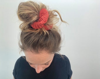 Scrunchie aus Merinowolle modern minimalistisch Haarband elastisch weiches Haargummi Geschenk Freundin Boho gestrickt orange rot