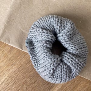 Scrunchie van merinowol, modern, minimalistisch, haarband, elastisch, zacht haarelastiekje, cadeau voor vriendin, boho, lichtgrijs
