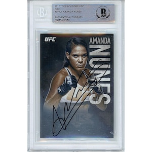 Amanda Nunes Autogramm - 2017 Topps Chrome Fire UFC Karte (Beckett Slabbed): MMA signierte Memorabilie