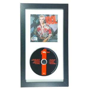 Encarte do CD Live From The Roxy autografado por Billy Idol, emoldurado e com certificado de autenticidade Beckett BAS. Item de colecionador de rock autografado.