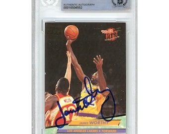 Pode incluir: Um cartão de basquete Ultra de 1992-93 com James Worthy dos Los Angeles Lakers. O cartão é assinado em tinta azul por Worthy. O cartão está em uma caixa de plástico protetora.