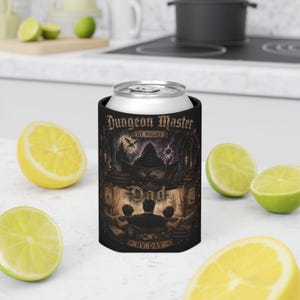Può includere: Un portabevande nero con la scritta "Dungeon Master BY NIGHT Dad BY DAY". Presenta una grafica a tema fantasy con un castello e delle figure. Progettato per mantenere fresche le bevande.
