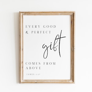 以下が含まれることがあります： 白い背景に黒い文字で「Every good & perfect gift comes from above James 1:17」と書かれた額装されたプリントです。