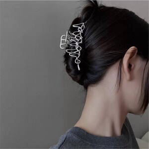 1 Pack, Irregular Fashion Hairpin, Large Hair Claw, Metal Hair Claws, Hair Claws, Korean Hairpin, Cute Hairpin, Hairpin, Barrett, Hair Clip. image 4