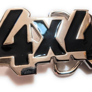 Puede incluir: Una hebilla de cinturón plateada con un diseño 4x4 de esmalte negro.