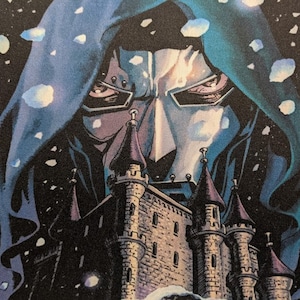 Könnte beinhalten: Eine Nahaufnahme von Doctor Dooms Gesicht, mit seiner ikonischen Metallmaske und leuchtend roten Augen. Er trägt einen dunkelblauen Kapuzenumhang, und ein großes Steinschloss ist hinter ihm sichtbar. Der Hintergrund ist dunkelblau und schwarz mit fallenden weißen Schneeflocken.