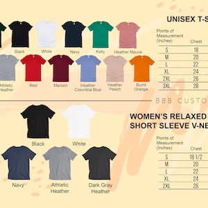 Op de afbeelding: Een tabel met de maten en metingen van unisex en dames T-shirts in inches. De tabel bevat een verscheidenheid aan kleuren voor de unisex T-shirts, waaronder bosgroen, zwart, wit, marineblauw, kellygroen, heather mauve, donkergrijs heather, athletic heather, rood, maroon, heather columbia blauw, heather peach en burnt orange. De dames T-shirts zijn te zien in zwart, wit, marineblauw, athletic heather en donkergrijs heather.