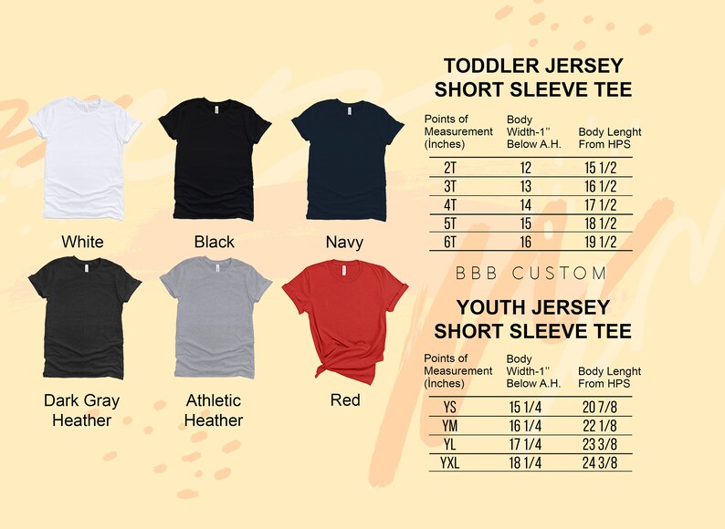 Op de afbeelding: Een tabel met maatvoeringen voor korte mouwen t-shirts voor peuters en jeugd. De tabel bevat de breedte van het lichaam, de lengte van het lichaam en de maatopties. De tabel wordt weergegeven tegen een achtergrond van verschillende gekleurde t-shirts.