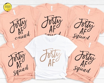 Könnte beinhalten: Fünf pfirsichfarbene T-Shirts mit schwarzem Text, der "Forty AF Squad" lautet, und ein weißes T-Shirt mit goldenem Text, der "Forty AF" lautet.