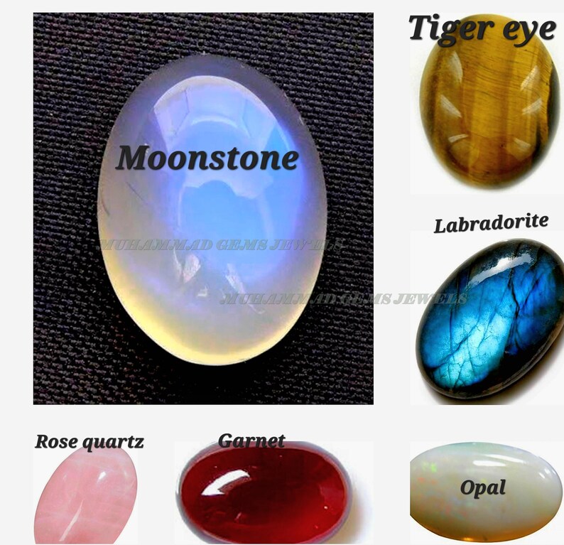 以下が含まれることがあります： ムーンストーン、タイガーアイ、ラブラドライト、ローズクォーツ、ガーネット、オパールなど、研磨された宝石の詰め合わせ。ムーンストーンは楕円形で、青と白の光沢があります。画像には「Moonstone」と「Muhammad Gems Jewels」の文字が含まれています。