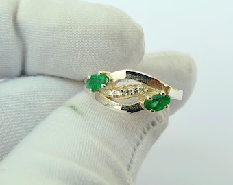 Delicato anello con smeraldo e diamanti in oro bianco 14 carati / Gioiello con pietra portafortuna di maggio, regalo per lei / Anello minimalista per compleanno o anniversario