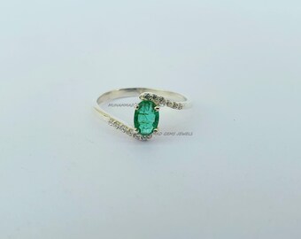 Anello con smeraldo e diamanti – Pietra portafortuna di maggio in oro bianco 14 carati / Regalo delicato per lei / Gioiello minimalista per anniversario o compleanno