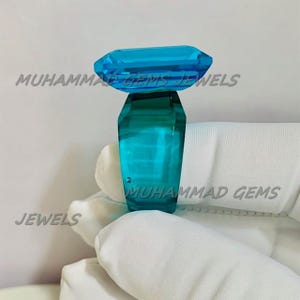 Blauer Topas und grüner Smaragd Ring, voll facettiertes, handgeschnitztes Edelsteinband, Verlobungsring oder Versprechensring, Dezember Geburtssteingeschenk