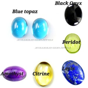 以下が含まれることがあります： 磨かれた宝石の詰め合わせ。2つの楕円形のブルートパーズ、ブラックオニキス、ペリドット、アメジスト、シトリン、ラピスラズリが含まれています。宝石には名前が付けられています。「MUHAMMAD GEMS JEWELS」の文字も表示されています。