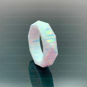 Anello in opale massiccio AAA+, sottile fascia in opale bianco, Bello Opal, finitura Urban Obsidian, anello moderno, regalo per lei, gioielli da donna