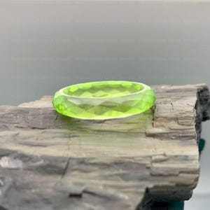 Peridot Facettierter Ring | Handgeschnitzter Edelstein-Ring für Damen | August Geburtsstein | Ein Stein Verlobungsring