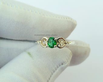 Anello con smeraldo e diamanti in oro bianco 14 carati / Anello con pietra portafortuna di maggio / Delicato regalo di gioielli per lei / Anello minimalista per anniversario