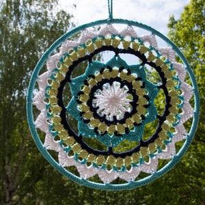 Circular crochet mandala with reversible hoop image 3